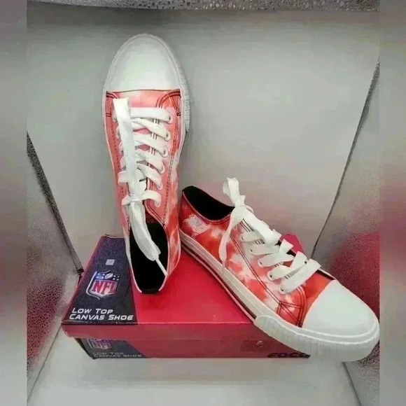NFL LOW TOP PRINT CANVAS SHOES SIZE 9 ATHLETIC NEW FLATS RED WHITE - Picture 1 of 10